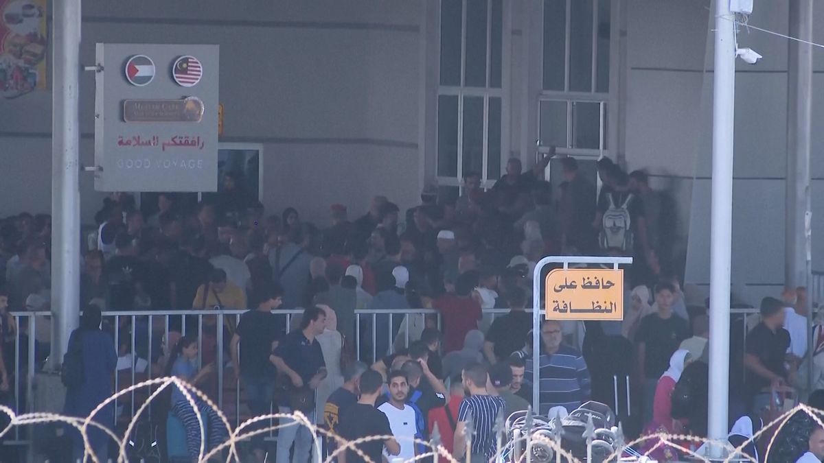 Video: Cesta z Gazy se poprvé otevřela. Rafáh zaplnily davy
